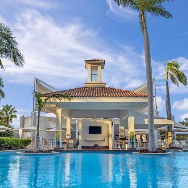 Dining Seaworthys Pool Bar| Marriott's Aruba Surf Club - Jesus Rincon Realtor in Florida